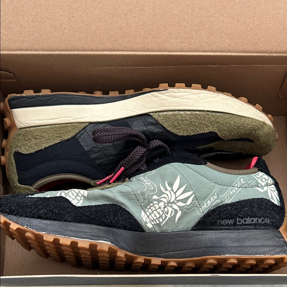 New Balance Men's Black and Green Sneakers 327